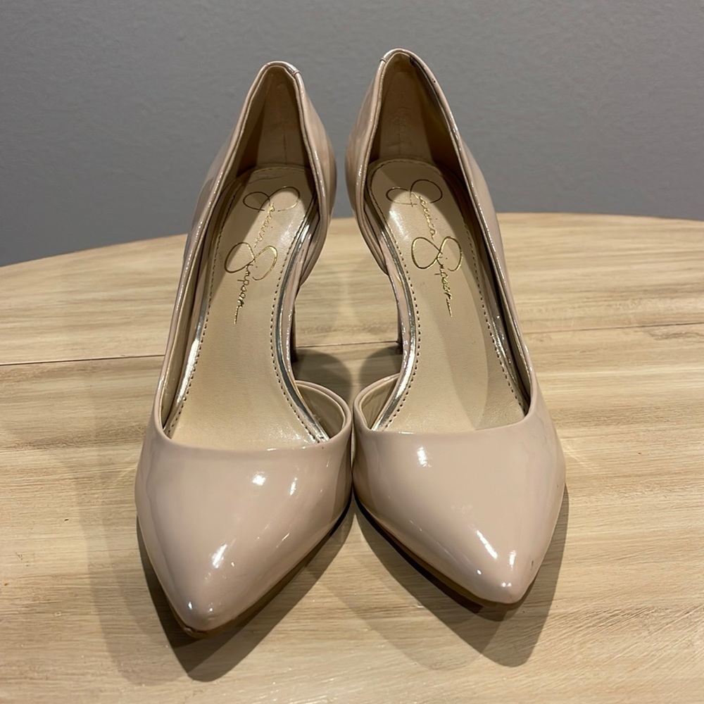 Worn nude pumps